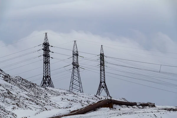 Yüksek gerilim dağda nakleder. Norilsk. 19 Ekim 2018