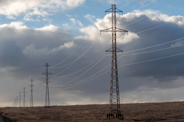 Yüksek gerilim mesaj ve bulutlar. Norilsk. 30 Eylül 2018