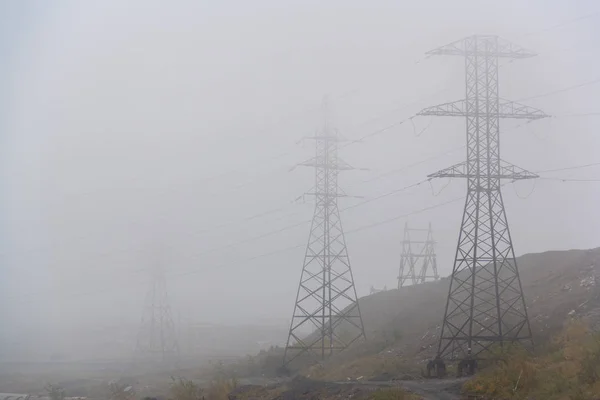 Высокое Напряжение Столбов Тумане Норильск Август 2018 — стоковое фото