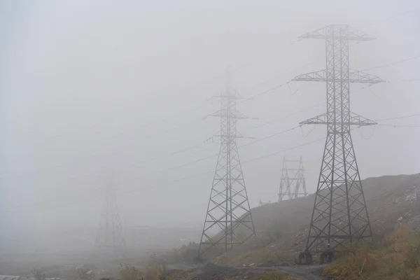 Yüksek gerilim siste nakleder. Norilsk. 27 Ağustos 2018