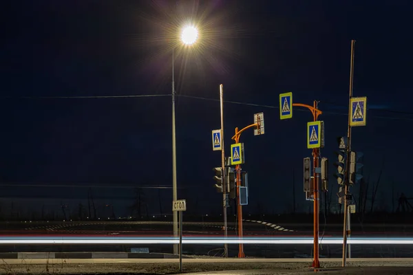 Yolda bir banliyösünde, Norilsk, 09 Ekim 2018 yaya geçidi