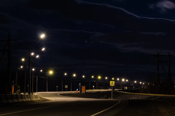 Yaya geçidi ve busstop yolda bir banliyösünde, Norilsk, 25 Eylül 2018