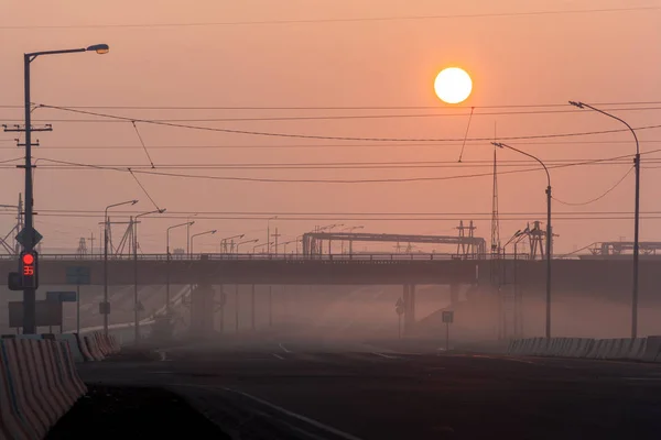 Kavşak, demiryolu Üstgeçit ve ayağı sabah, Norilsk, 23 Ağustos 2018 siste