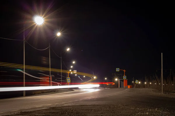 Yaya geçidi ve busstop yolda bir banliyösünde, Norilsk, 29 Eylül 2018