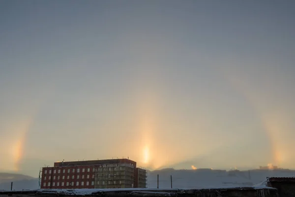 Halo etkisi. Güneşli ve pırıltılı ışık. Soğuk hava. Norilsk, 01 Kasım 2018