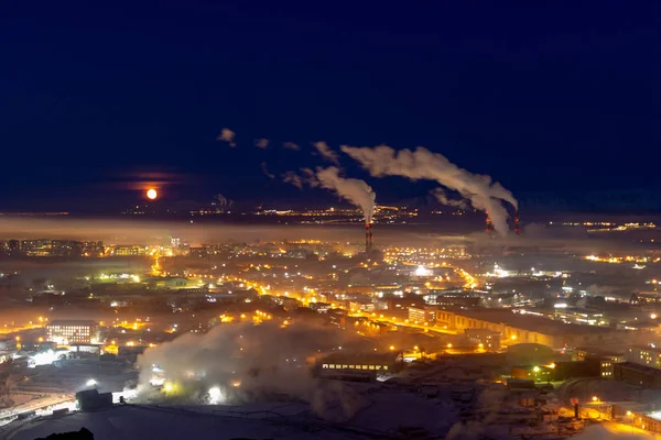 Gece sanayi kenti üzerinde 26 Kasım 2018 Norilsk moon.