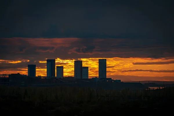 Sanayi Binaları siluet gökyüzü günbatımı üzerinde. 8 Eylül 2018 Norilsk Talnakh