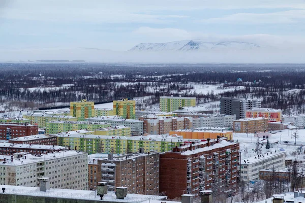 Kışın Kuzey şehrin renkli evler. 3 Şubat 2019. Norilsk Talnakh