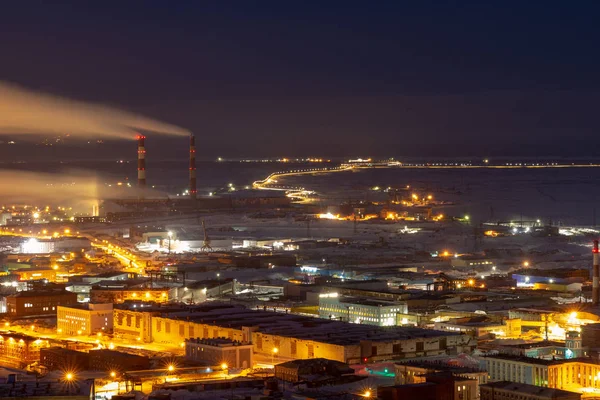 Gece cityscape görünümünden dağ. Norilsk