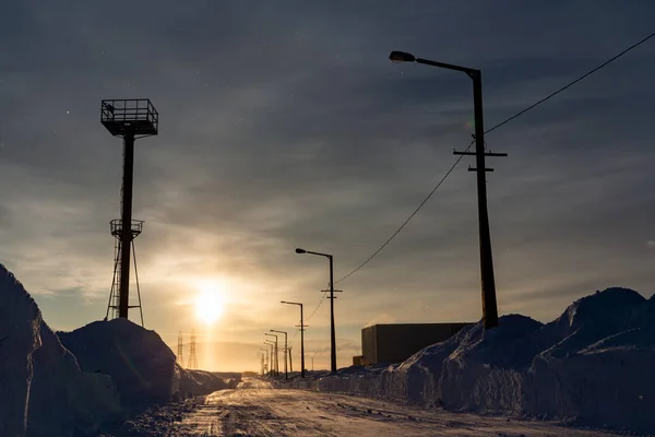Χιονισμένο δρόμο για μια ηλιόλουστη μέρα. Norilsk Oganer — Φωτογραφία Αρχείου