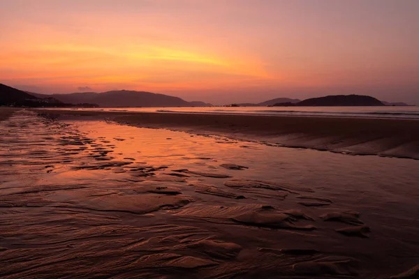 Sanya Beach, Hainan Island, Çin'de altın gün doğumunu izlemek