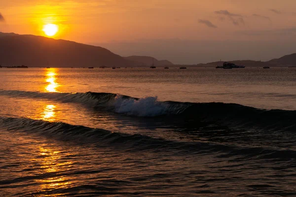 Sanya Beach, Hainan Island, Çin'de altın gün doğumunu izlemek