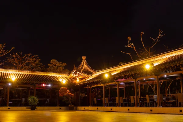 Arquitectura china nocturna. Isla de Hainan, China — Foto de Stock