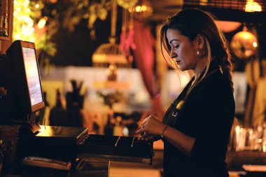 bir restoranda masada güzel bir genç kadın