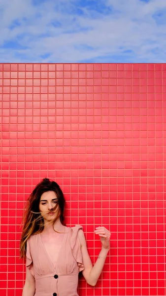 Une jeune femme avec une robe rose dans une photo de style de vie — Photo