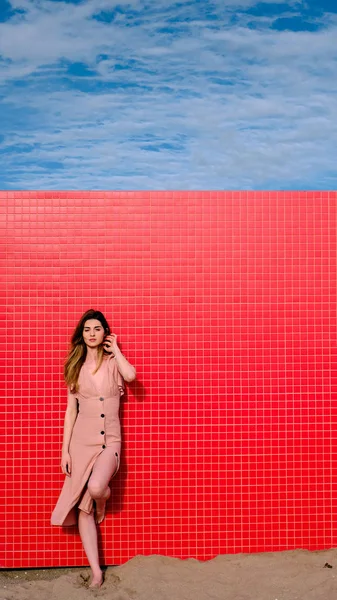 ライフスタイルの写真でバラのドレスを着た若い女性 — ストック写真