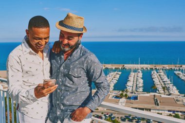 bir cep telefonu kullanarak bir eşcinsel çift