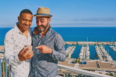 bir cep telefonu kullanarak bir eşcinsel çift