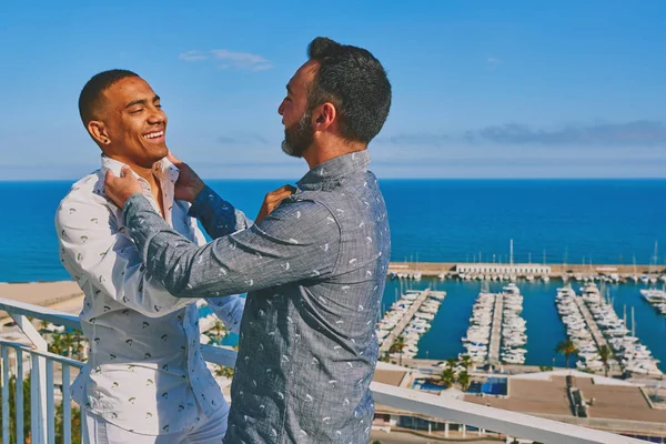 Una pareja gay en un soleado día de verano con el mar detrás de ellos —  Fotos de Stock