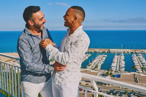 Una pareja gay en un soleado día de verano con el mar detrás de ellos — Foto de Stock