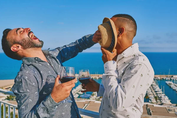 Una pareja gay con una copa de vino — Foto de Stock