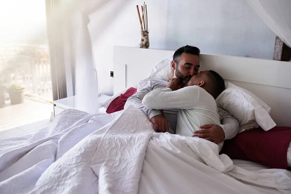 Mezirasový gay pár v posteli — Stock fotografie