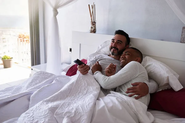 Mezirasový gay pár v posteli — Stock fotografie