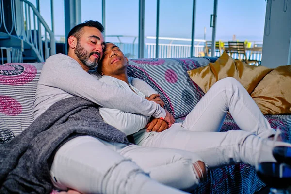 Um gay casal no o sofá — Fotografia de Stock