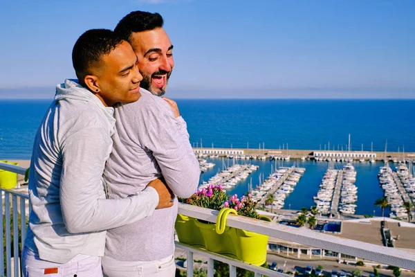 Un par de hombres gay interracial —  Fotos de Stock