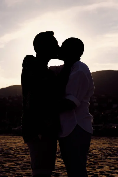 Una pareja gay interracial al atardecer — Foto de Stock
