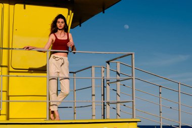 bir yaz sahnesinde uzun saçlı genç bir model