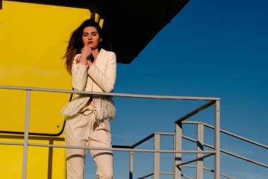 bir yaz sahnesinde uzun saçlı genç bir model