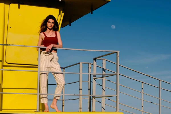 bir yaz sahnesinde uzun saçlı genç bir model