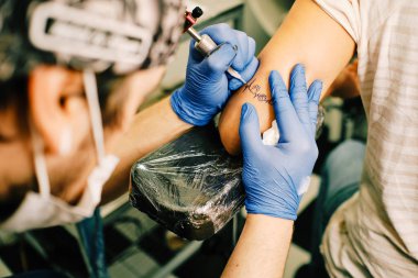 genç bir bayan için bir sepet topu dövme bir adam