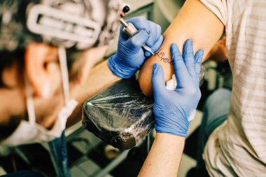 genç bir bayan için bir sepet topu dövme bir adam