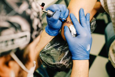 genç bir bayan için bir sepet topu dövme bir adam