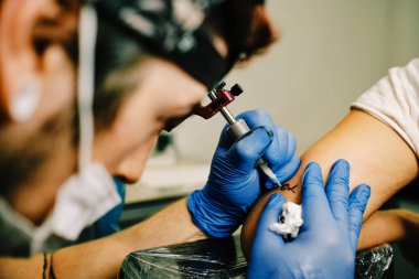 genç bir bayan için bir sepet topu dövme bir adam