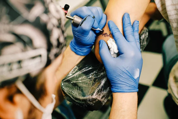 genç bir bayan için bir sepet topu dövme bir adam