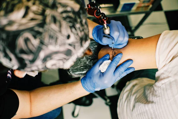 En man som tatuera en korg klumpa ihop sig till en ung Lady — Stockfoto