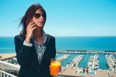 Cep telefonunu kullanan genç yönetici kadın.