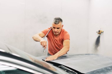 bir mekanik boya için bir araba hazırlanıyor