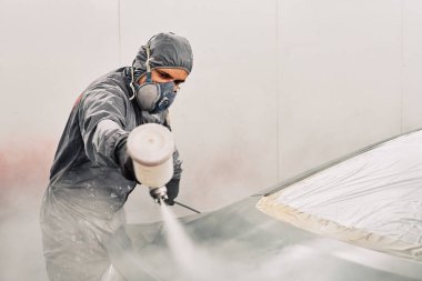 Araba çizen bir adam.