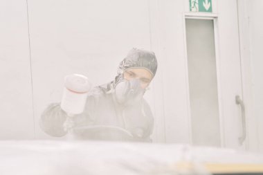 Araba çizen bir adam.