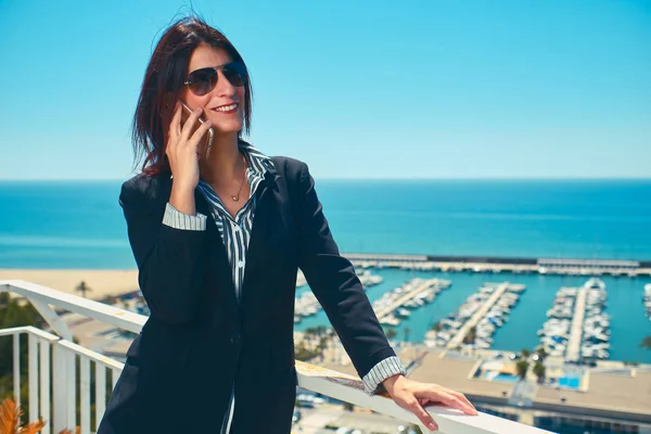 Young executive woman using her mobile — Stockfoto