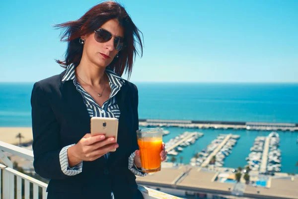 Jong uitvoerend vrouw met behulp van haar mobiele — Stockfoto