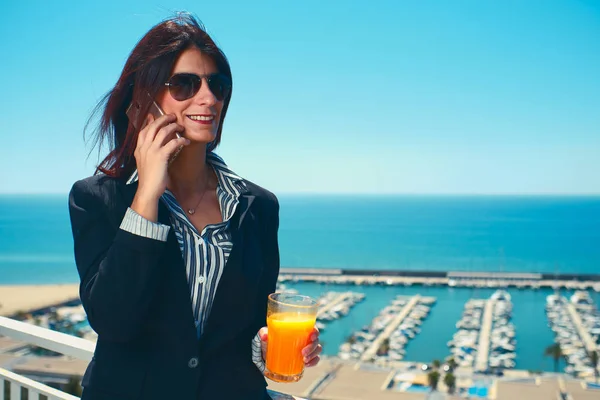 Jong uitvoerend vrouw met behulp van haar mobiele — Stockfoto