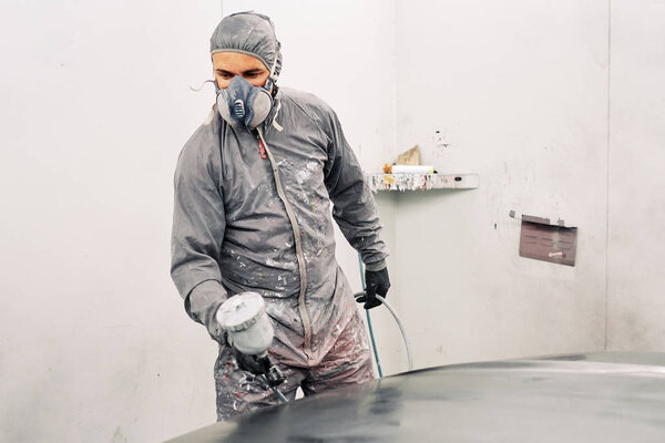 Человек, рисующий машину
