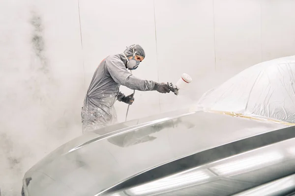 Araba çizen bir adam.