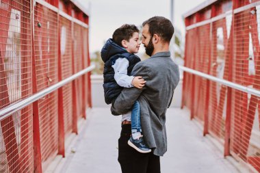 Oğluyla iyi vakit geçiren bir baba.