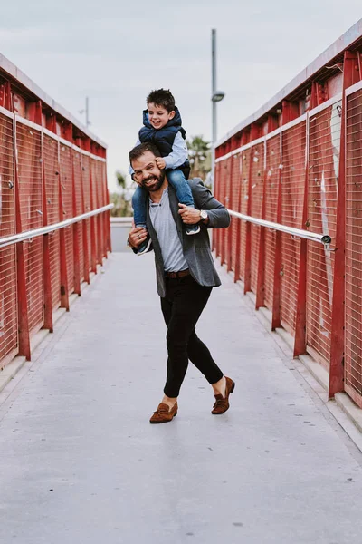 Un padre con su hijo pasando un buen rato — Foto de Stock